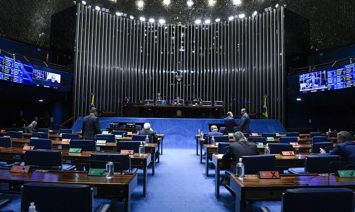 Senado aprova pena maior para injúria racial em eventos esportivos e no humor