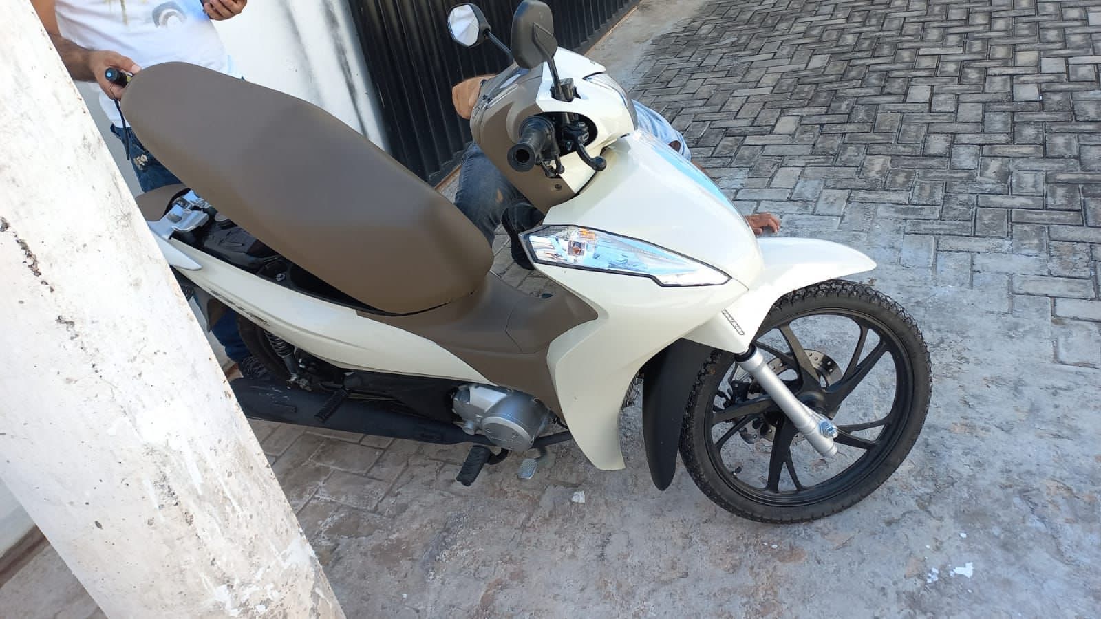 Polícia prende suspeito com drogas e moto roubada no Crato