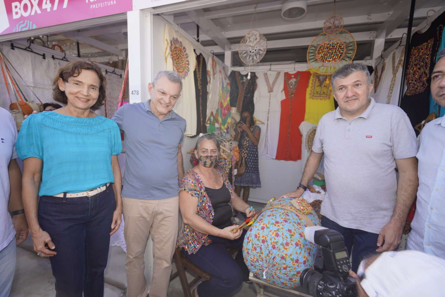 Governo do Ceará e Prefeitura de Fortaleza entregam chaves de boxes para comerciantes da nova Feirinha da Beira-Mar