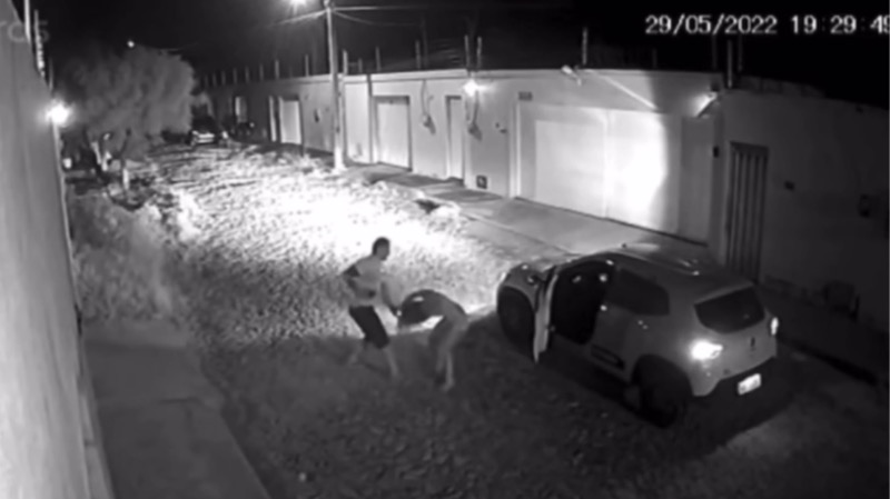 Vídeo: motorista de aplicativo faz sessão de espancamento contra passageira, vai à Delegacia, mas termina liberado