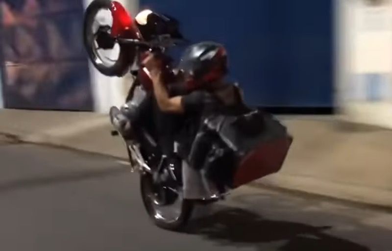 Vídeo: entregador é flagrado empinando moto em Juazeiro do Norte