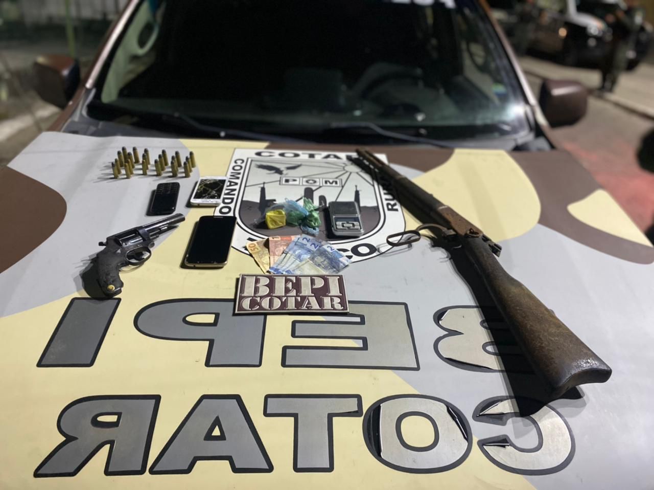 Cerco policial captura quatro pessoas com armas e drogas em Campos Sales