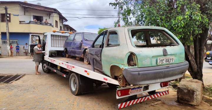 Barbalha: Demutran faz remoção de veículos abandonados em locais públicos