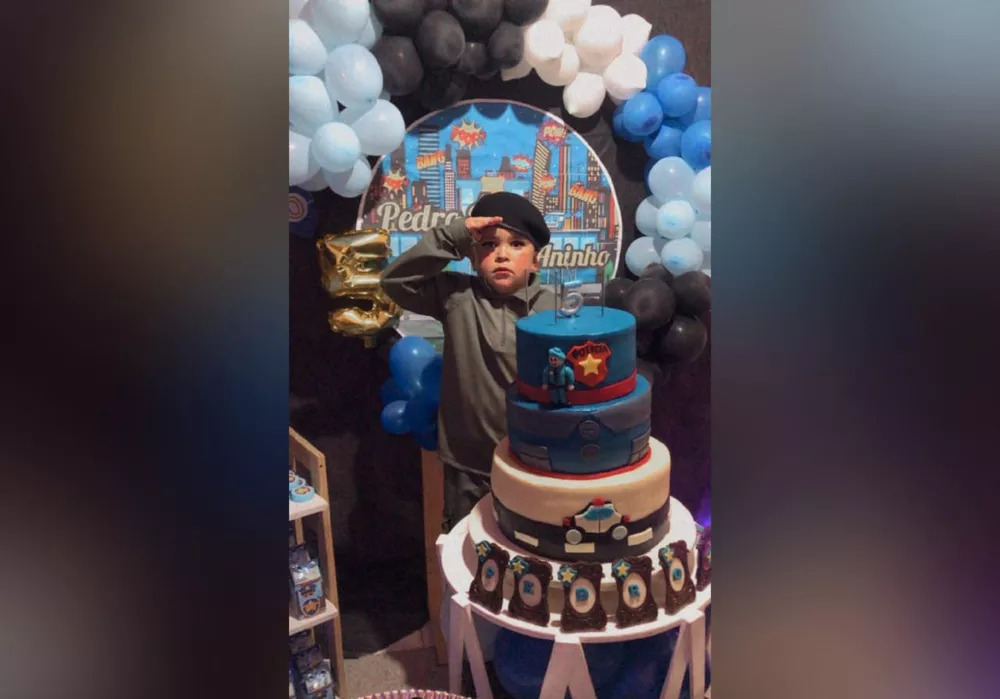 Fã da polícia, menino com autismo ganha primeira festa de aniversário com PMs, em Campos Sales