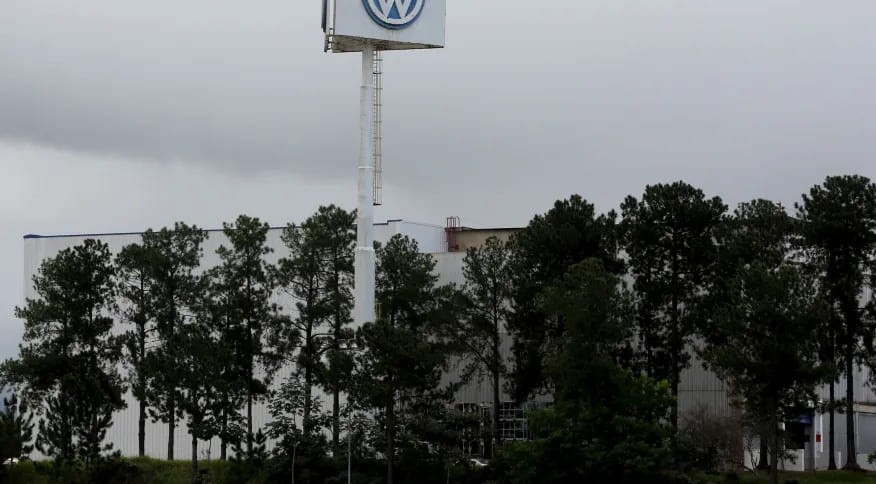 Volkswagen vê corrida acirrada com Tesla por vendas de carros elétricos até 2025