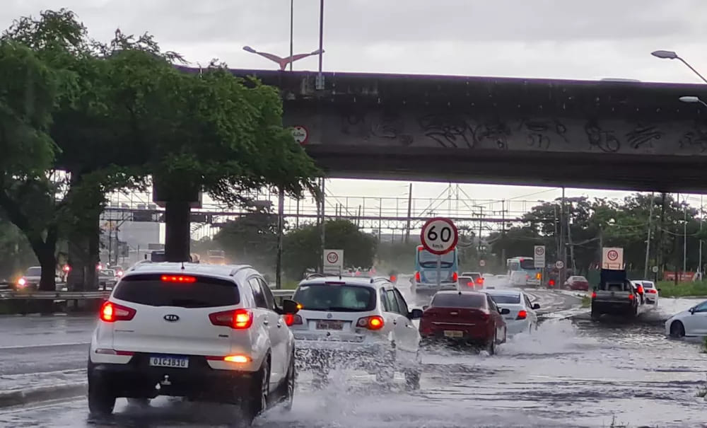 Ceará tem alerta de chuvas intensas com ventos de até 100 km/h
