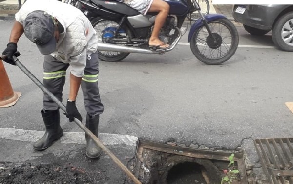 Força-tarefa desobstrui bueiros e bocas de lobo no centro comercial de Juazeiro do Norte