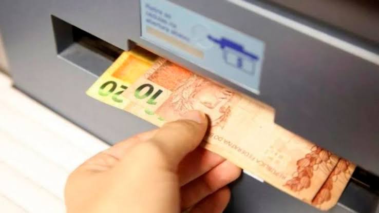 Rendimentos de brasileiros caíram 8,7% no primeiro trimestre de 2022