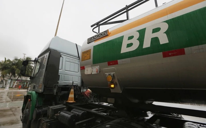 Em seis meses, encher tanque de caminhão ficou até 30% mais caro