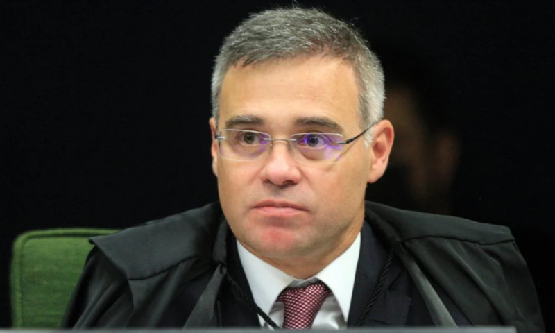 André Mendonça exige explicações da Petrobras, ANP e Cade após reajuste dos preços do combustíveis