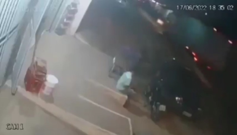 Vídeo: veja momento em que caminhão desgovernado causou acidente em Dom Quintino