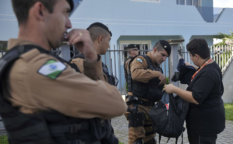 Comissão aprova projeto que prevê detenção para quem tocar policial durante abordagem