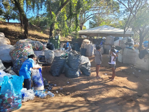 Recicladores recolheram, em média, uma tonelada de latinhas e pet por dia na Expocrato