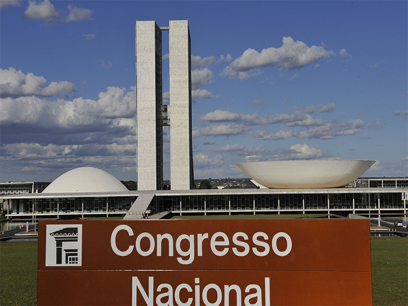 Congresso aprova lei que permite doações em período eleitoral e alteração de empenhos