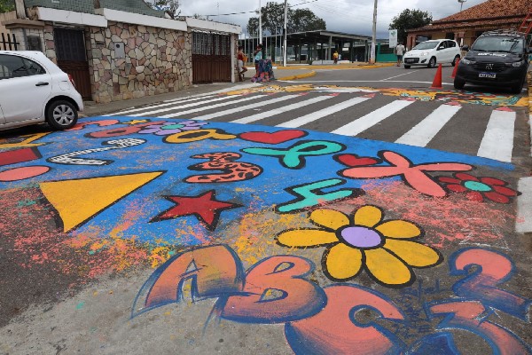 Faixa de pedestre ganha desenhos coloridos no Centro do Crato