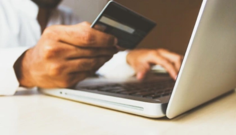 Compras online no Brasil devem crescer 2% no 3º trimestre de 2022, mostra estudo