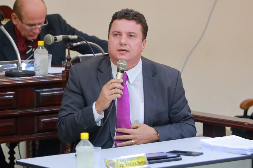 Vereador entrega pedido de abertura de CPI para investigar contrato do lixo em Juazeiro do Norte