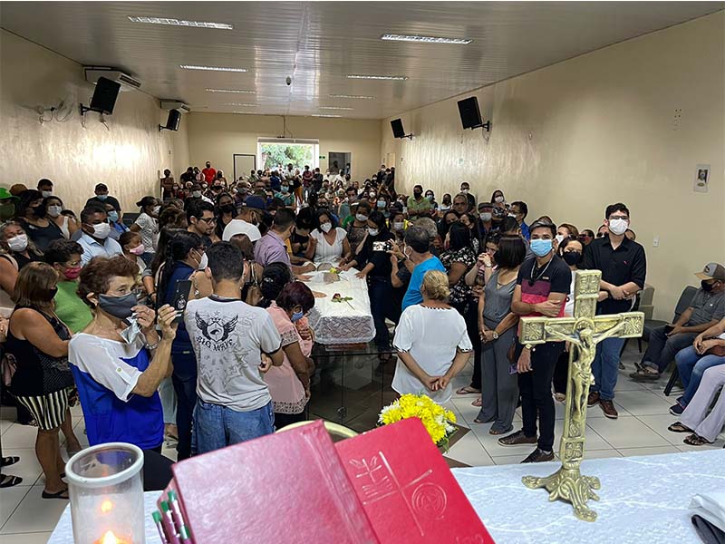 Familiares e amigos prestam ultimas homenagens ao cantor João Dino