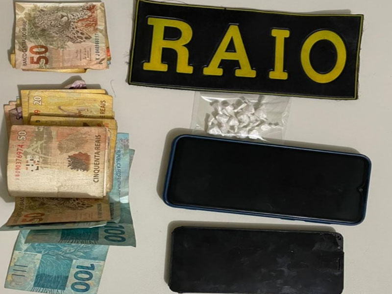 Dupla é presa com drogas, dinheiro e celulares após perseguição na avenida Leão Sampaio