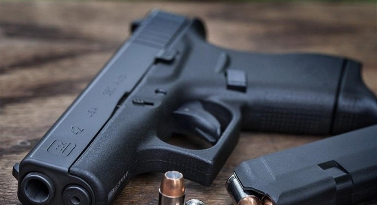 Quantidade de armas de fogo nas mãos de civis ultrapassa a utilizada em órgãos públicos no país