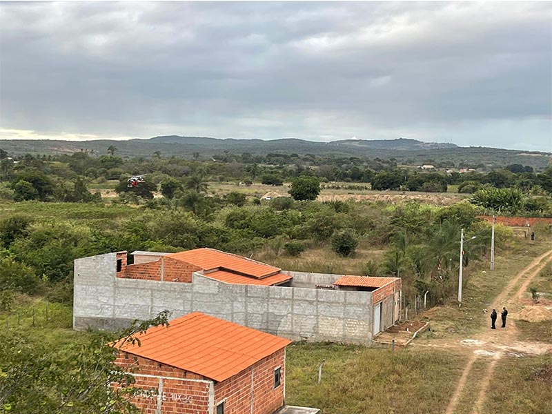 Tentativa de assalto acaba em troca de tiro com policiais no Crato; suspeito segue entocado na mata e cercado