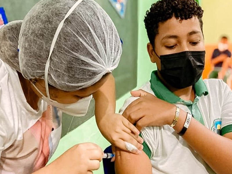 Farias Brito: estudantes da rede municipal recebem vacinação nas escolas