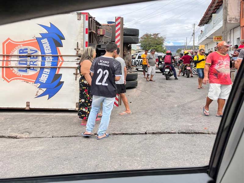 Caminhão carregado com ração tomba no Bairro Seminário do Crato