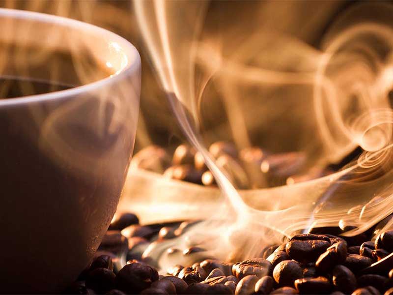 Beber café muito quente aumenta risco de desenvolver um tipo de câncer; saiba qual