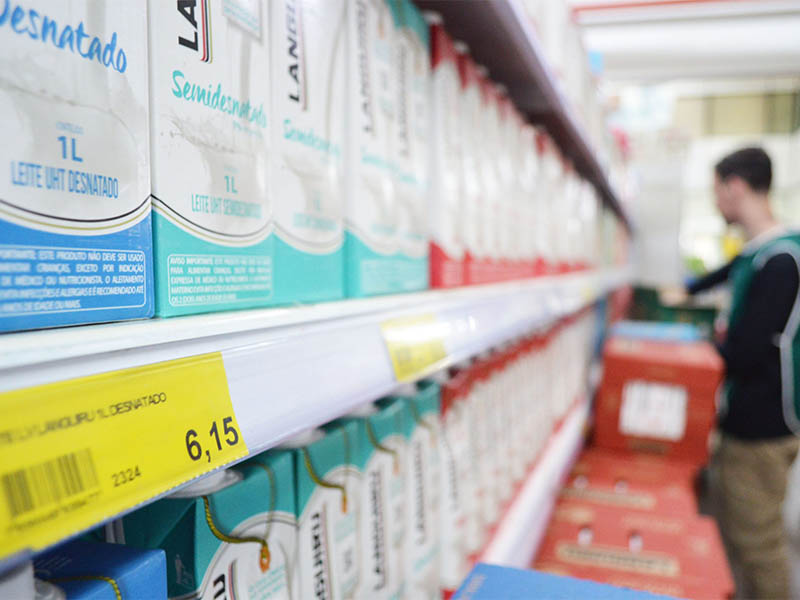 Preço do leite começa a recuar após alta de 80% no ano