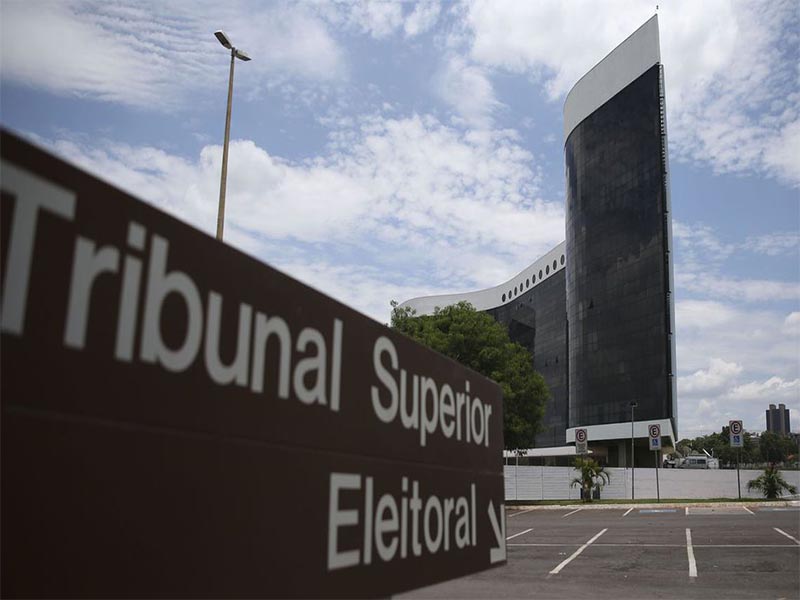TSE autoriza mais 9 militares a inspecionarem urnas e amplia prazo final