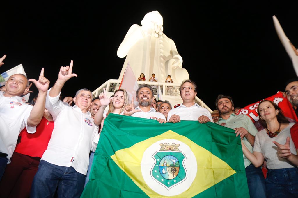 Elmano e Camilo dão largada à campanha na estátua do Padre Cícero