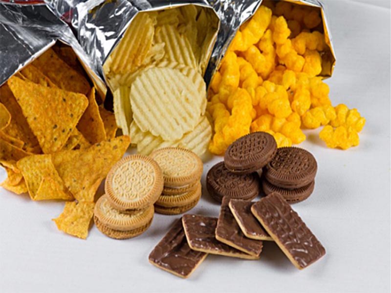 Para economizar, brasileiro troca comida saudável por biscoito, snack, salgadinho e refrigerante