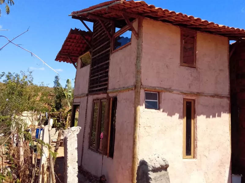 Família que vivia em barraco ganha casa sustentável construída por alunos do ensino médio, em Juazeiro do Norte