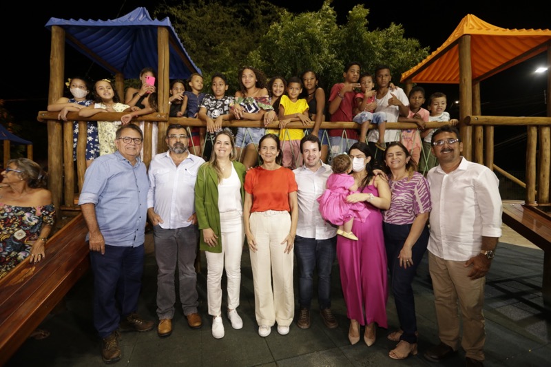 Em Barbalha, governadora Izolda Cela entrega Praça Mais Infância