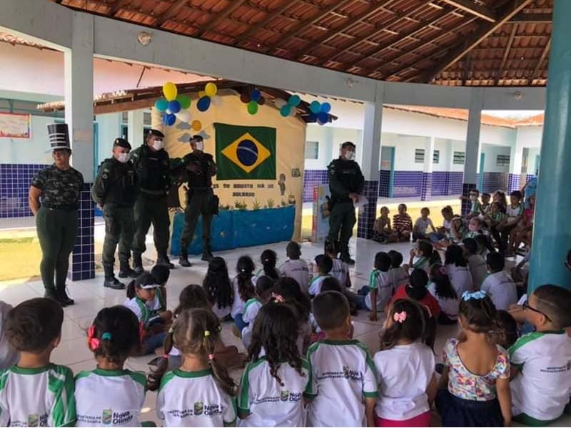 Escola de Nova Olinda presta homenagem a policiais no Dia do Soldado