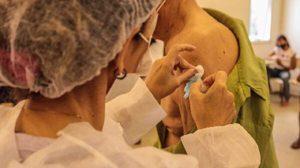 Crato disponibiliza quarta dose para pessoas com mais de 28 anos