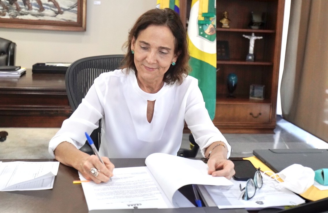 Governadora Izolda Cela assina projeto de lei que reduz de 18% para 15% o ICMS do etanol combustível no Ceará