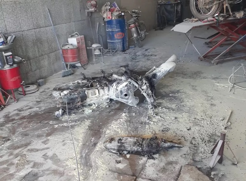 Motocicleta pega fogo, explode e deixa três homens feridos com queimaduras em Campos Sales