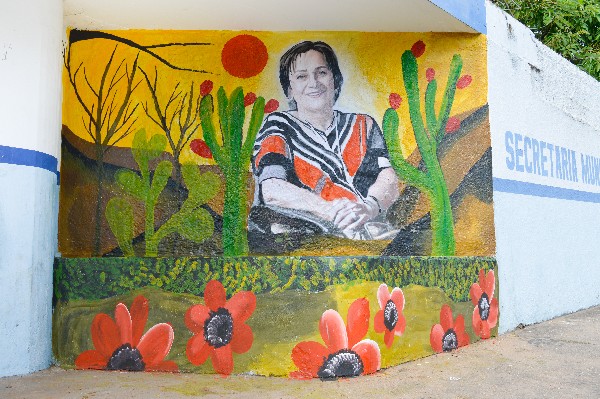 Intervenção artística com imagem da Maria da Penha dá início ao Agosto Lilás, em Crato