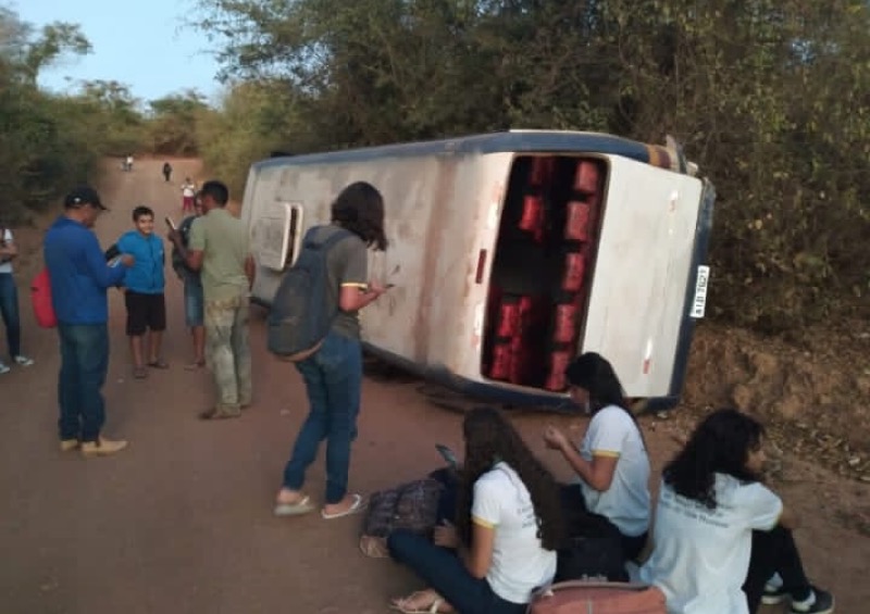 Ônibus escolar tomba com estudantes em ladeira na zona rural de Santana do Cariri