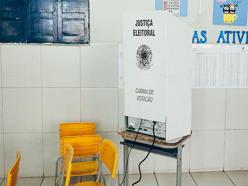 TSE volta a proibir celular, mesmo desligado, na cabine de votação