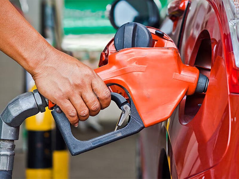 Preço médio da gasolina tem nova queda e vai a R$ 5,04, diz ANP