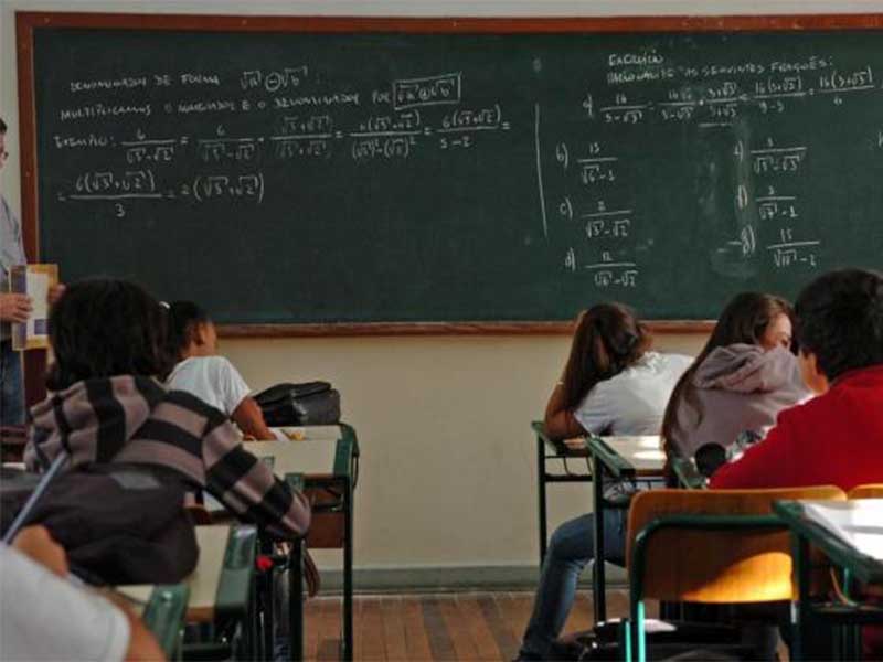 Conclusão do ensino médio garante emprego a três de cada quatro contratados com carteira assinada