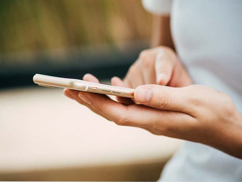 Eleitor que se recusar a entregar celular a mesário será impedido de votar, diz TSE