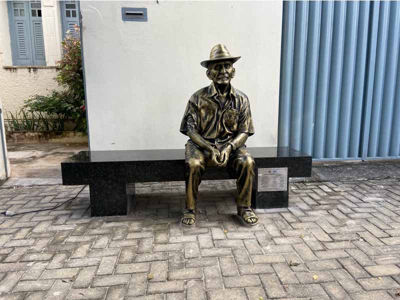 Estatua de Seu Lunga amanhece vandalizada em Juazeiro do Norte