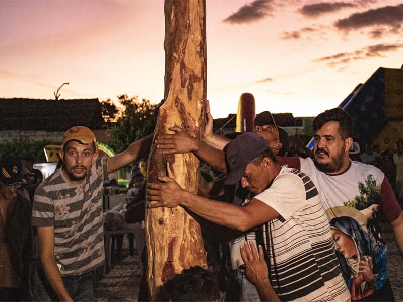 Cortejo do pau da bandeira marca início da festa da padroeira de Assaré