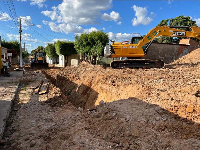 Prosseguem obras de drenagem da rua Santa Isabel, no distrito da Bela Vista