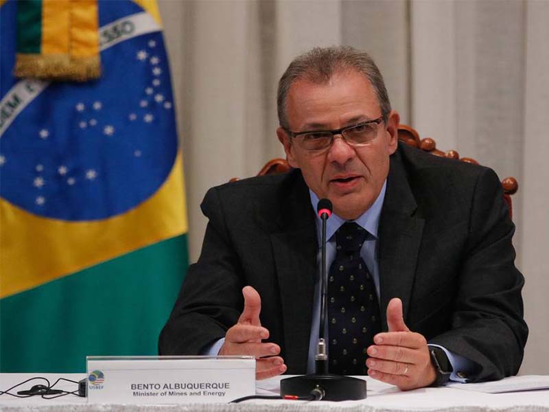 Ministro de Minas e Energia diz que Petrobras venderá refinarias
