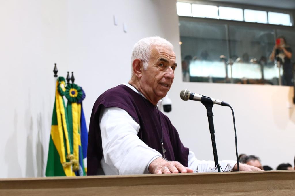 Câmara de Juazeiro do Norte homenageia profissionais de educação física, e recebe padre Airton, da Fundação Terra