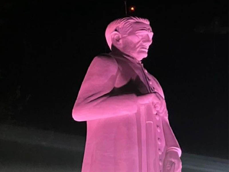 Outubro rosa: estátua do Padre Cícero ganha iluminação temática